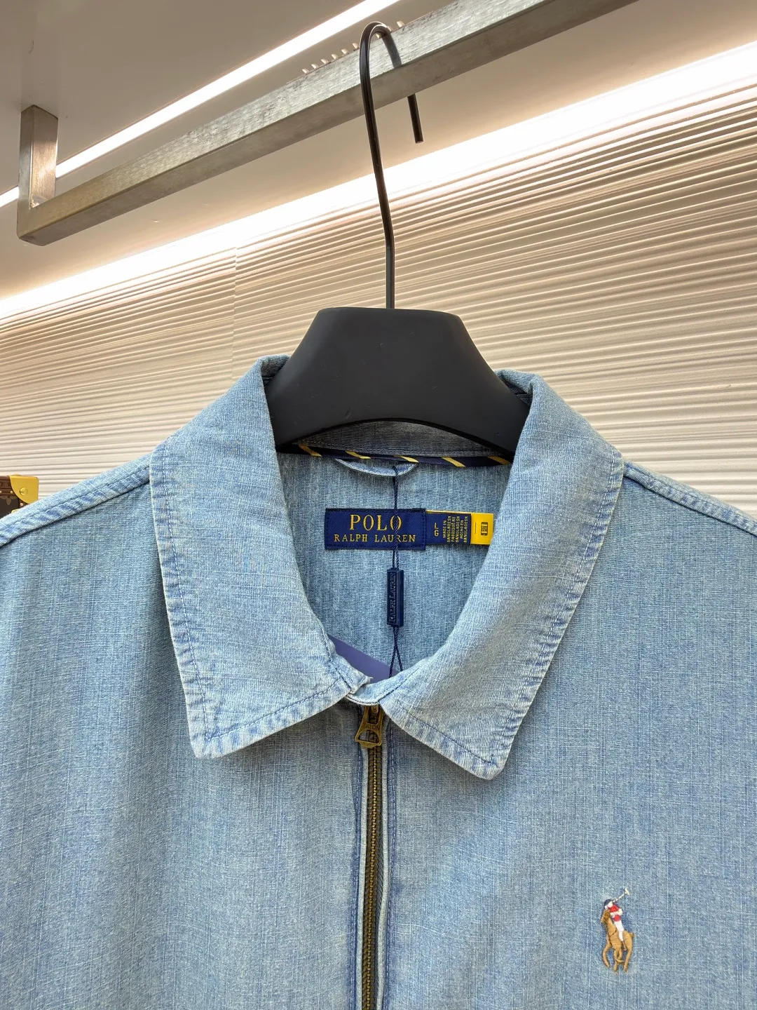 Ralph Lauren colorful embroidered denim jacket ●Original version: Purchased and developed for 2690 ●Item number: 1681834-B15 ●Material: cotton denim fabric ●Technology: embroidery production ●Color: blue ●Version: Fitted version ●Weight: about 460 grams ●Size: S-M-L-XL ●Description: Custom dyed cloud-like plain cotton denim Soft and silky Comfortable and skin-friendly Mist indigo A denim poem dyed with time The exquisite colorful pony logo on the left chest jumps into indigo, which is highly recognizable. It carries an atmosphere of freedom and vitality. It is a symphony of pure and smart colors. The neckline is neatly folded. The details that are stunning at a glance are critical. The classic is reconstructed with a neat silhouette. Even walking is designed to be easy. Imported machine embroidery technology is used. Advanced computer control systems and precision mechanical components are used to realize colorful pony embroidery operations. High precision. The lines are smooth and delicate. The template machine opens the bag. The preset template guides the position, shape and size of the bag opening. The accuracy ensures the quality of the bag opening effect. The hem is made at one time using a three-needle waist-drawing machine. The elastic band and the fabric are sewn together in the same process using the special needle position and feeding mechanism of the machine. The three-needle design is stronger and can evenly distribute pressure. Make sure the elastic band is closely attached to the fabric, use the washing and frying process, give priority to the special desizing agent, and then soak the fabric in it to evenly receive the sizing. After desizing, finally rinse it. The workmanship is extremely complicated and the loss is high. The overall wiring is straight and delicate, the fabric is comfortable and soft, and the color is consistent without color difference. It can be matched with the same style to create a fashionable look and control various occasions. Customized accessories, complete with three standards, same style for men and women!